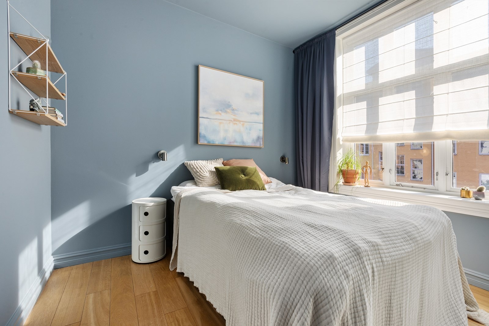 Stort og innbydende soverom med god plass til dobbeltseng, nattbord og garderobe. Galleribilde