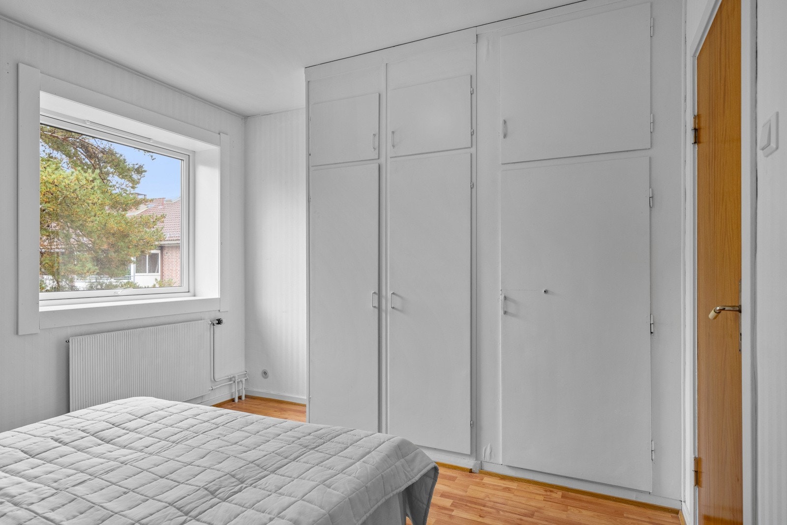 I rommet er det plassbygget garderobeskap Galleribilde
