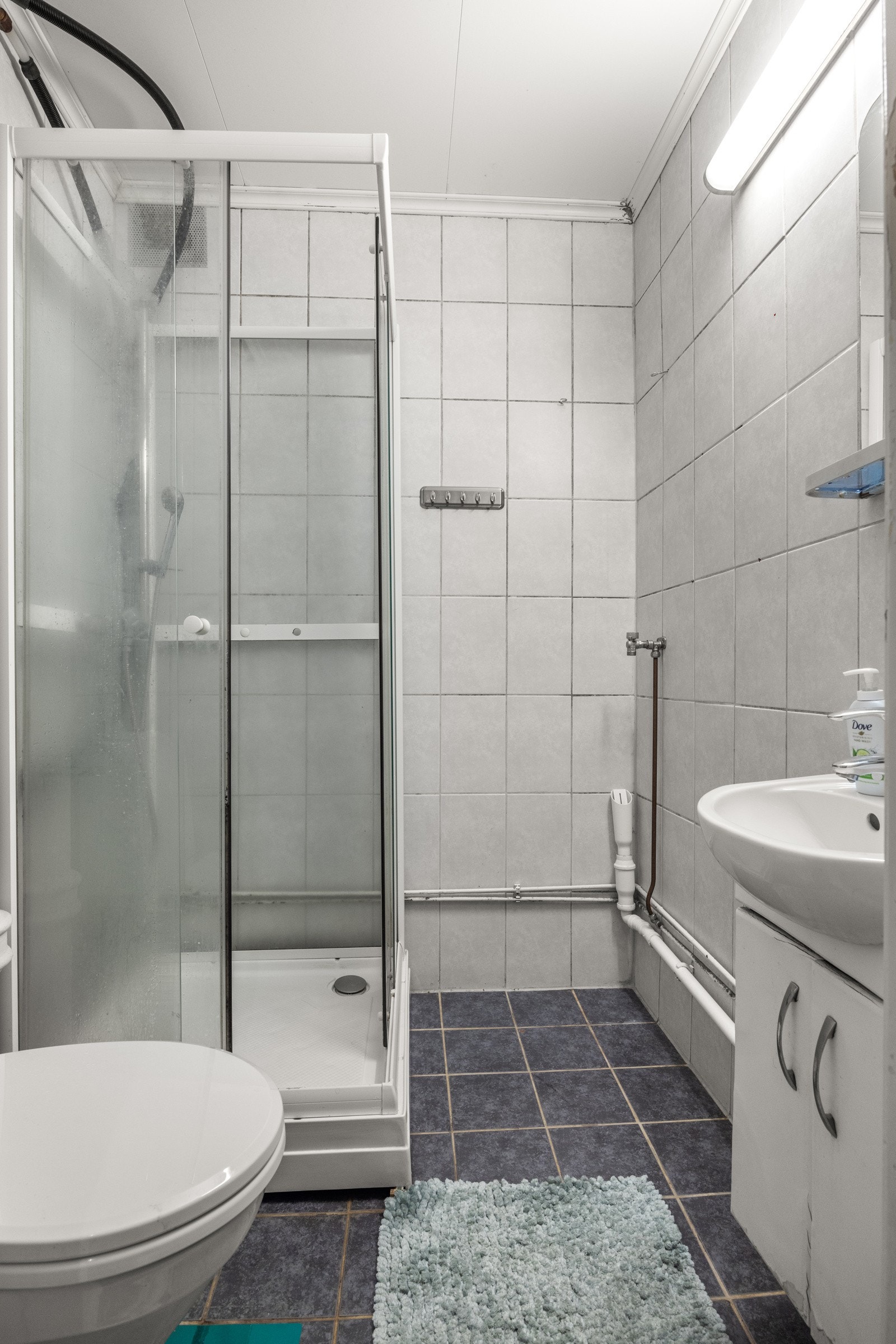 Flislagt bad med opplegg til vaskemaskin Galleribilde