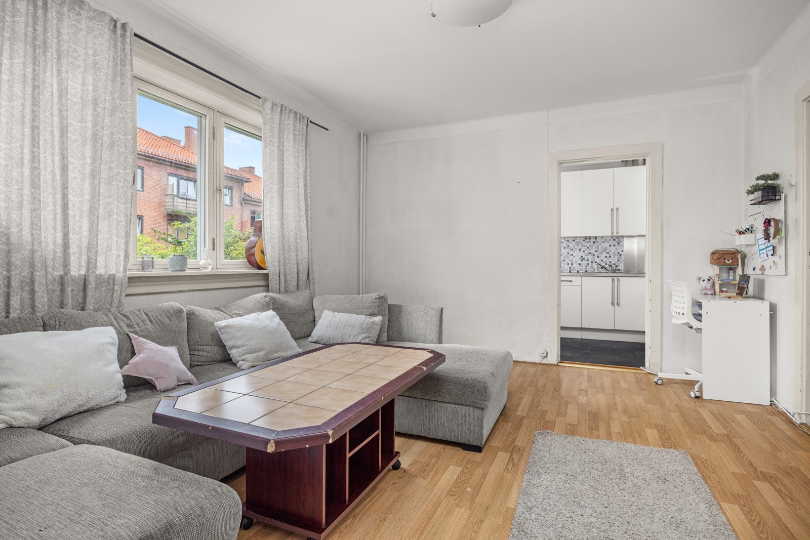 Gode lysforhold fra store vindusflater og takhøyde på 2,60 m Galleribilde