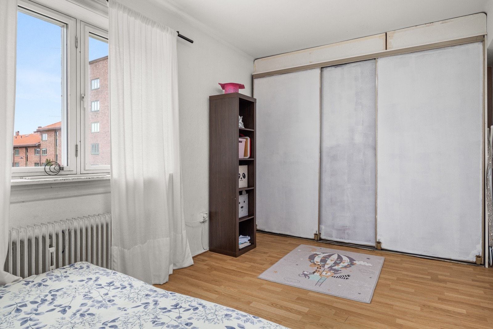 God skapplass i skyvedørsgarderobe Galleribilde