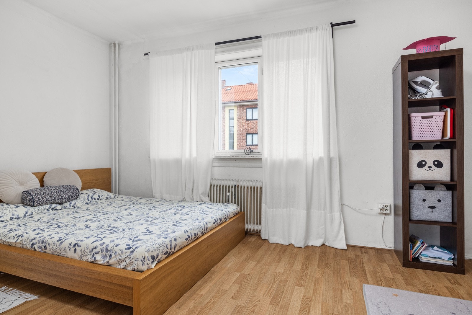 Stort soverom med plass til dobbeltseng, nattbord og garderobe Galleribilde