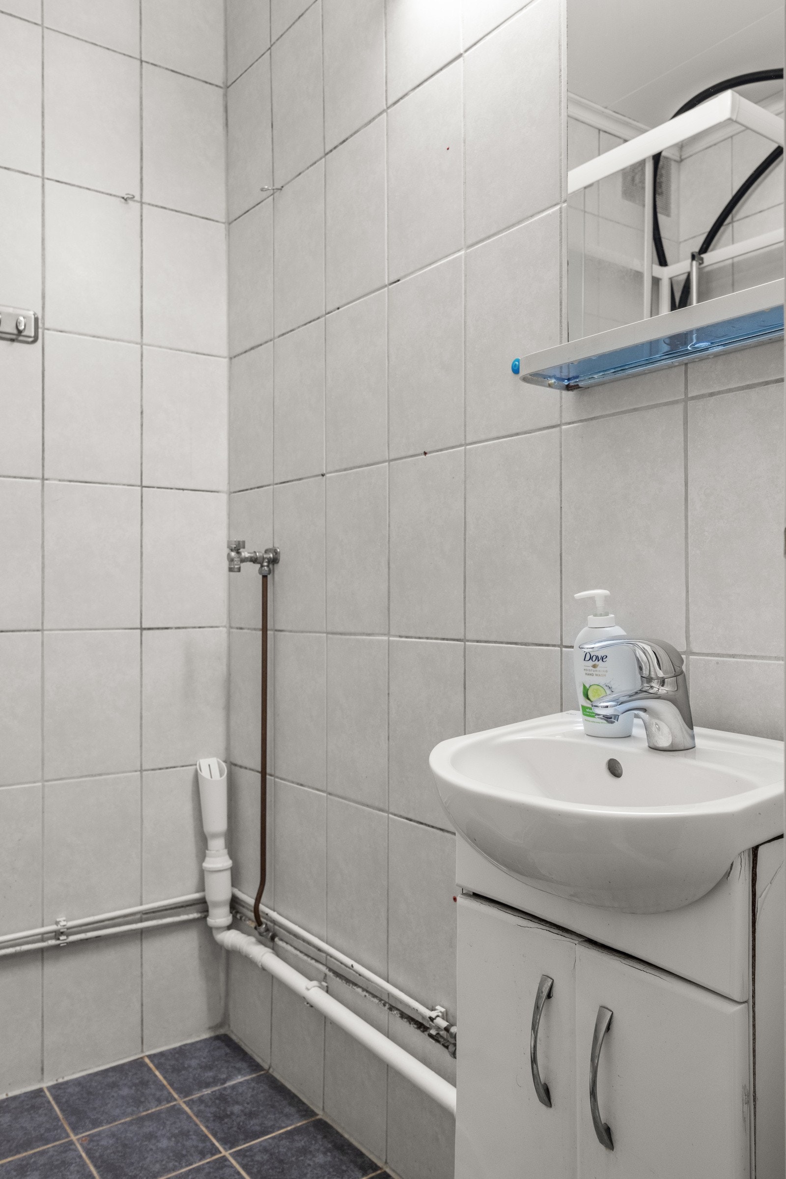 Flislagt bad med opplegg til vaskemaskin Galleribilde