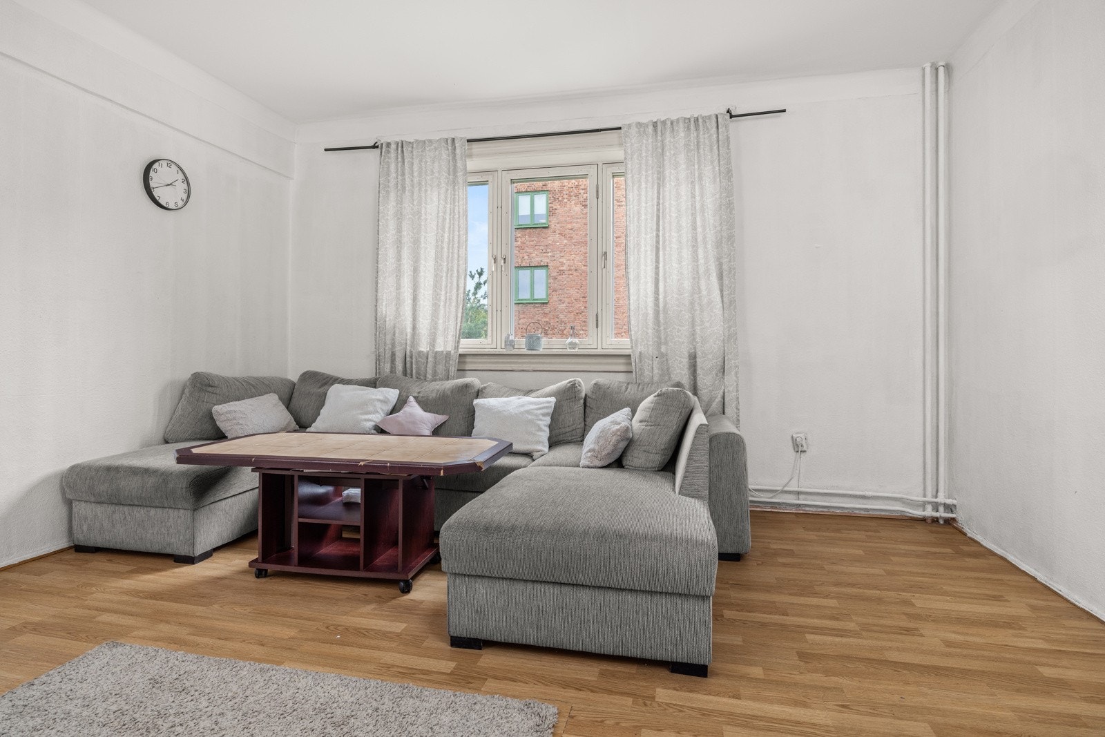 Romslig stue med plass til ønsket møblement Galleribilde