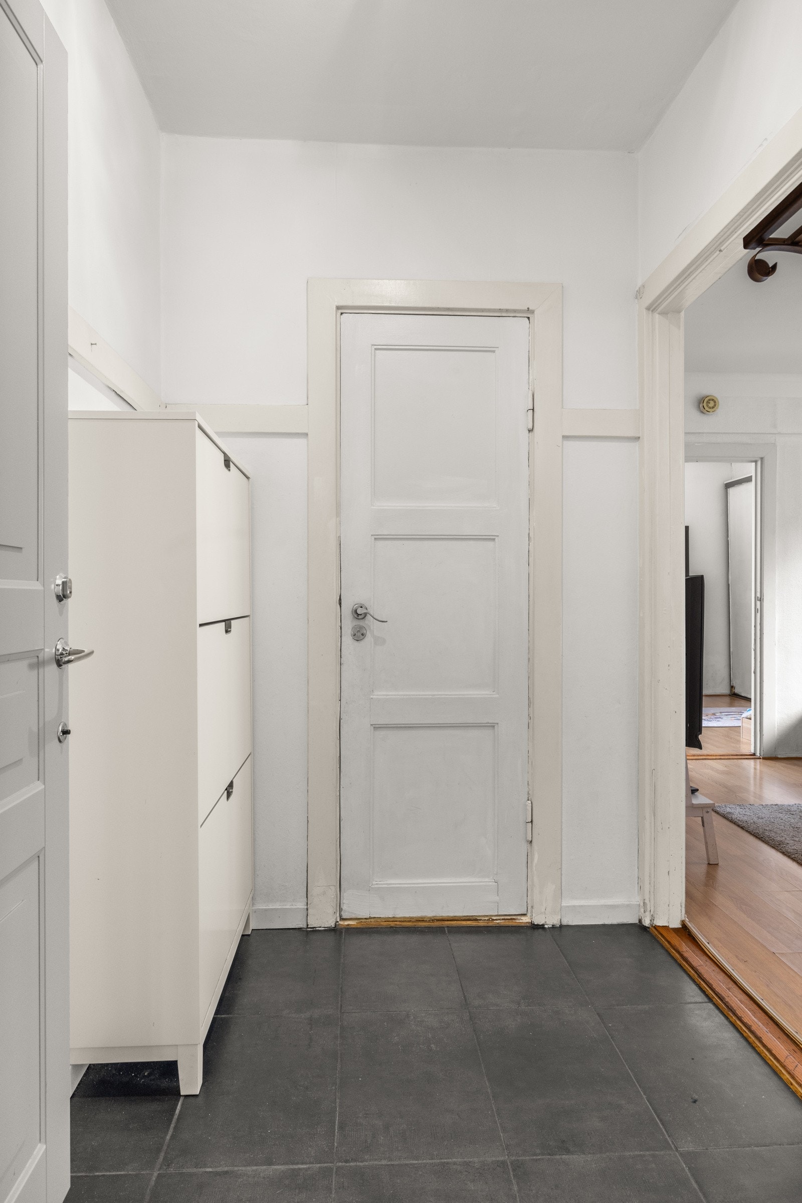 Entrè med plass til oppheng av ytterklær og plassering av sko Galleribilde