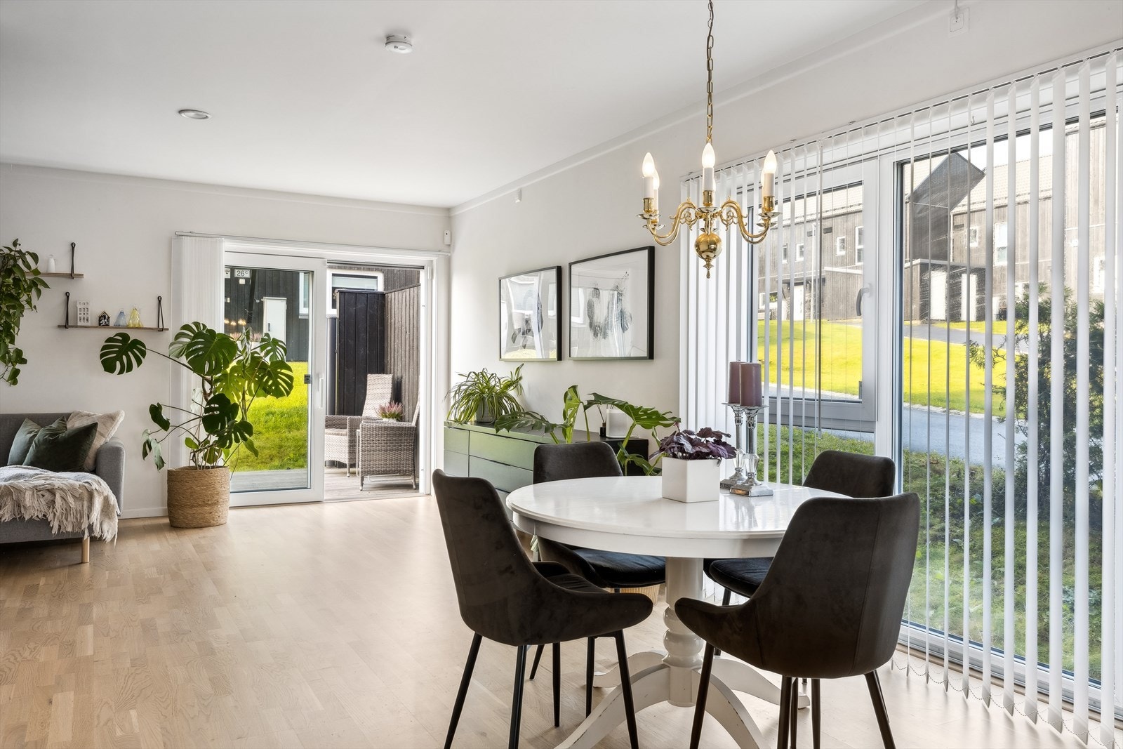 Flere vindusflater gir rikelig med naturlig lys. Galleribilde