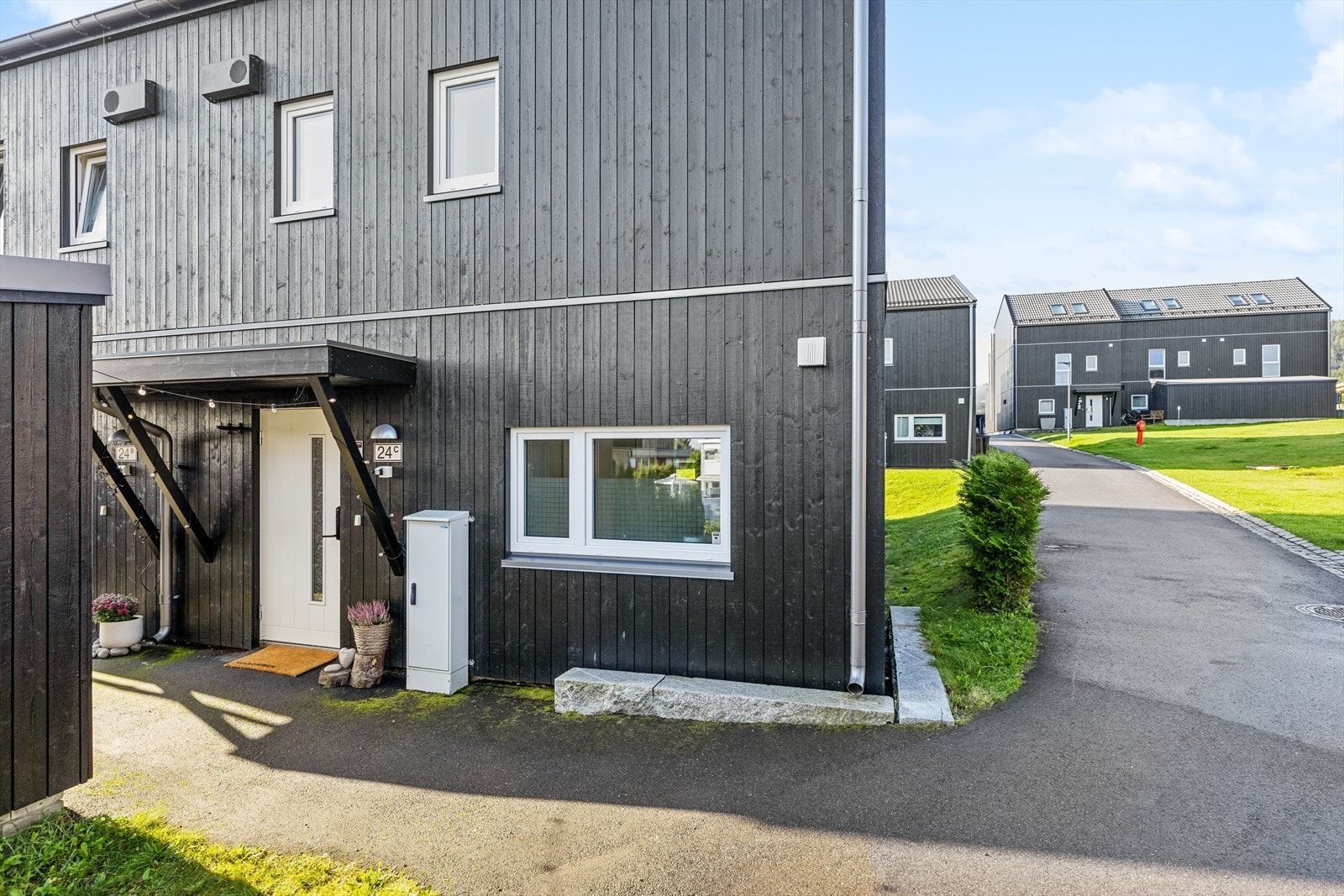 Velkommen inn, enderekkehus med sportsbod rett utenfor døren. Galleribilde