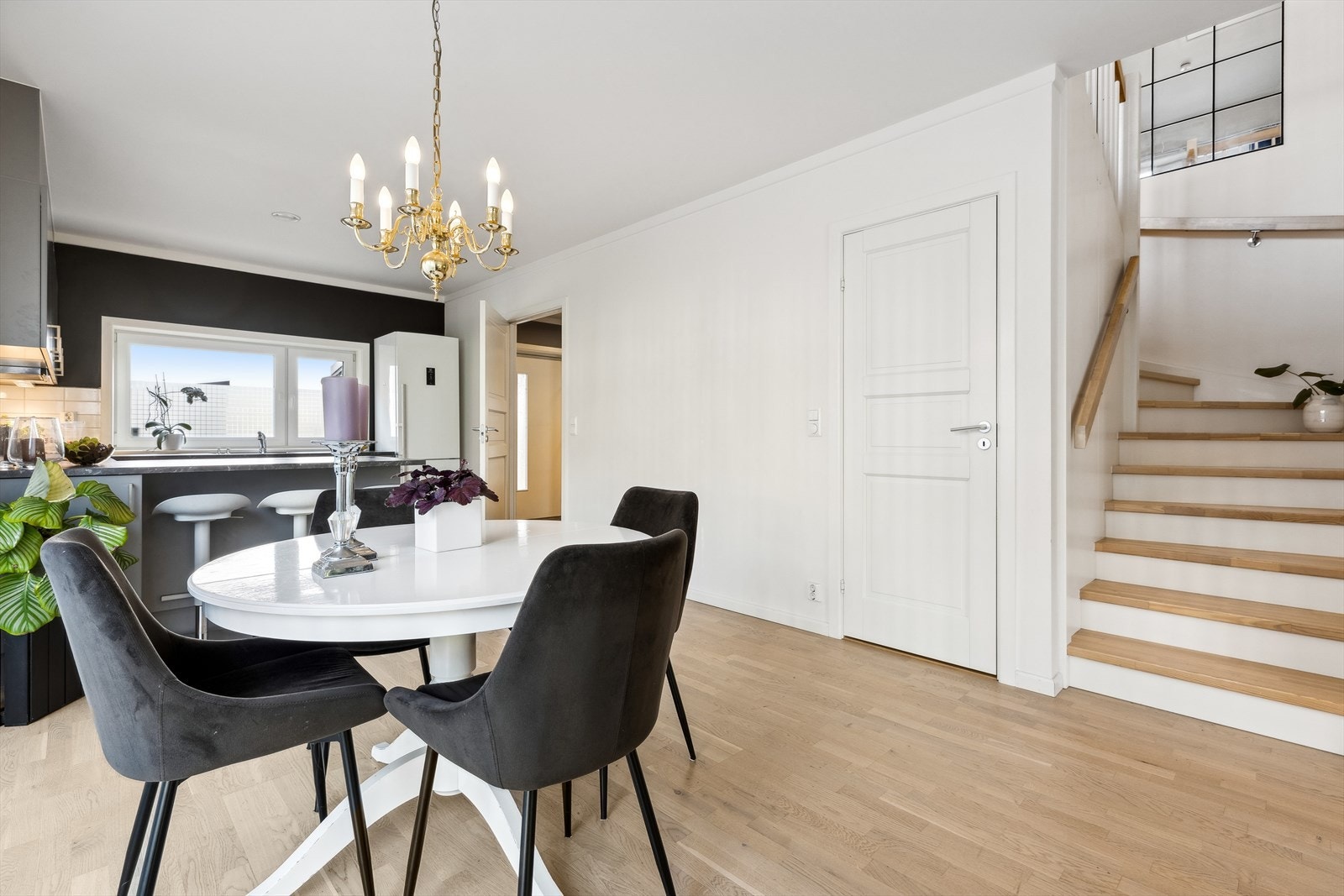 Spisestuen gir rom for utvidelse og god plass for både venner og familie. Galleribilde