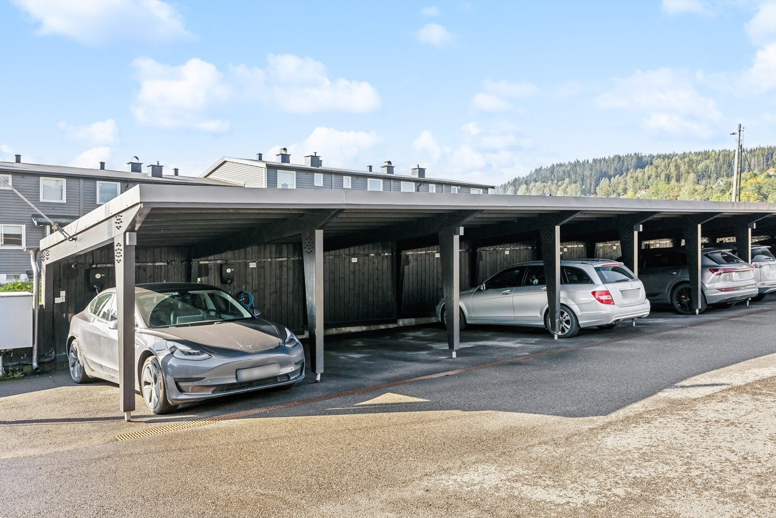 Medfølgende boligen er carport beliggende praktisk på enden med elbil lader. Galleribilde