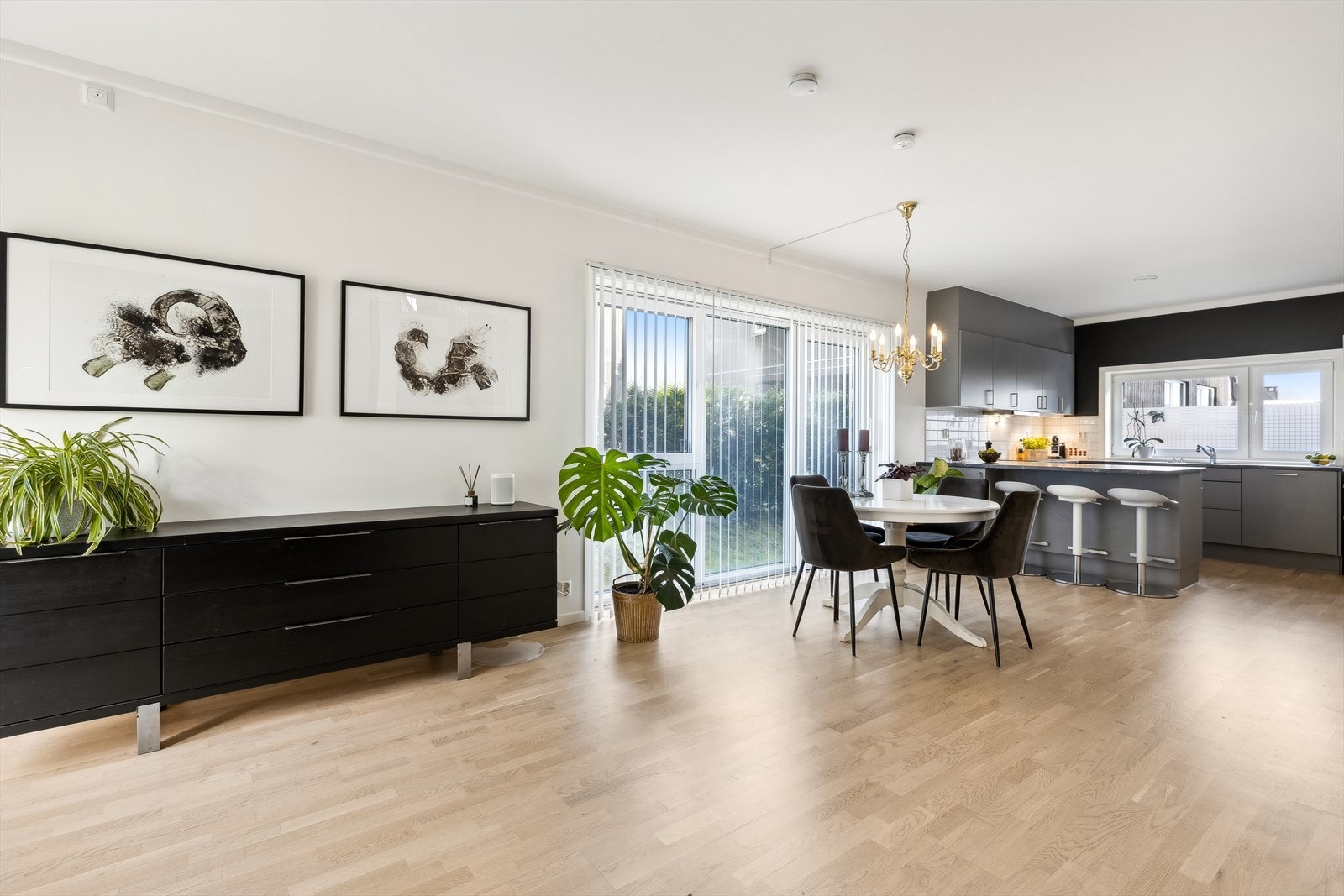 Boligen er moderne med parkettgulv og slette vegger. Galleribilde