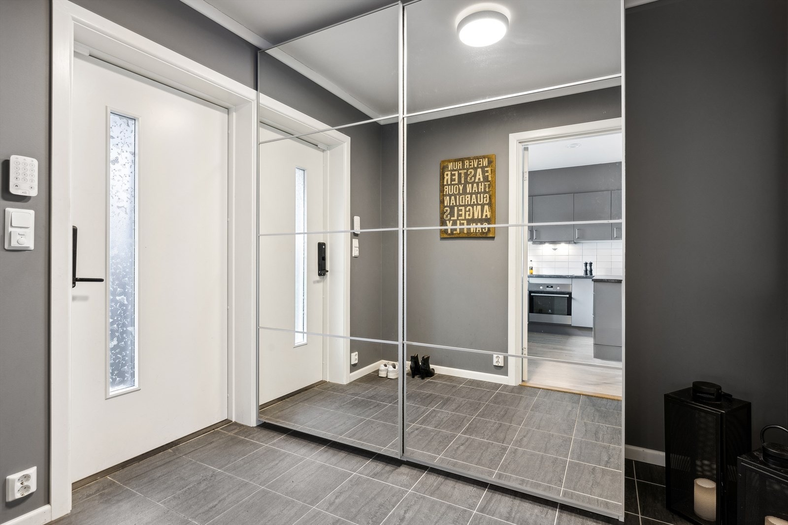 Hyggelig inngangsparti med skyvedørs garderobe og enkel adkomst til ett av boligens bad. Galleribilde