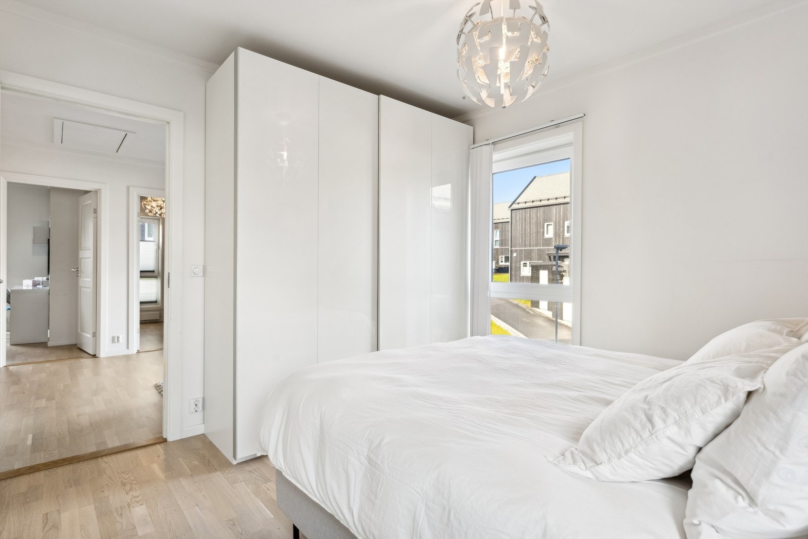 Romslig soverom med garderobeskap. Galleribilde