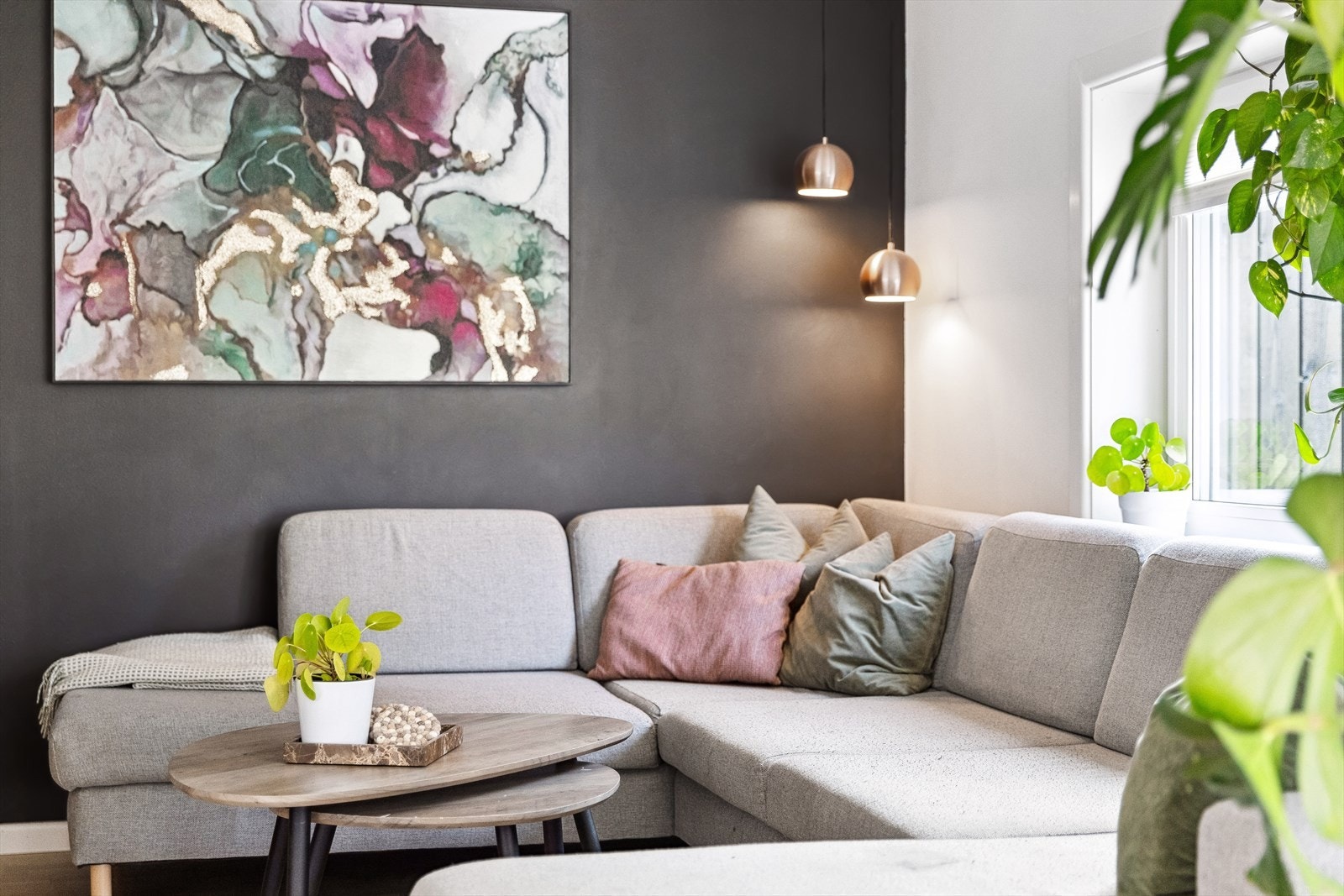Koselig stuekrok med en romslig sofa. Galleribilde