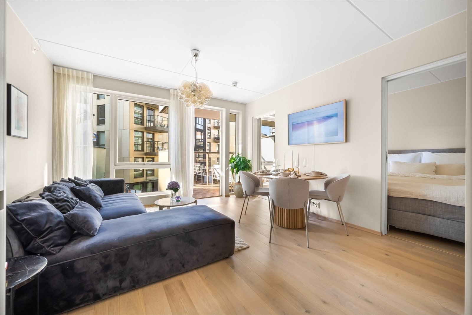 Lys og hyggelig stue med god plass til sofagruppe, sofabord og tv-møblement Galleribilde