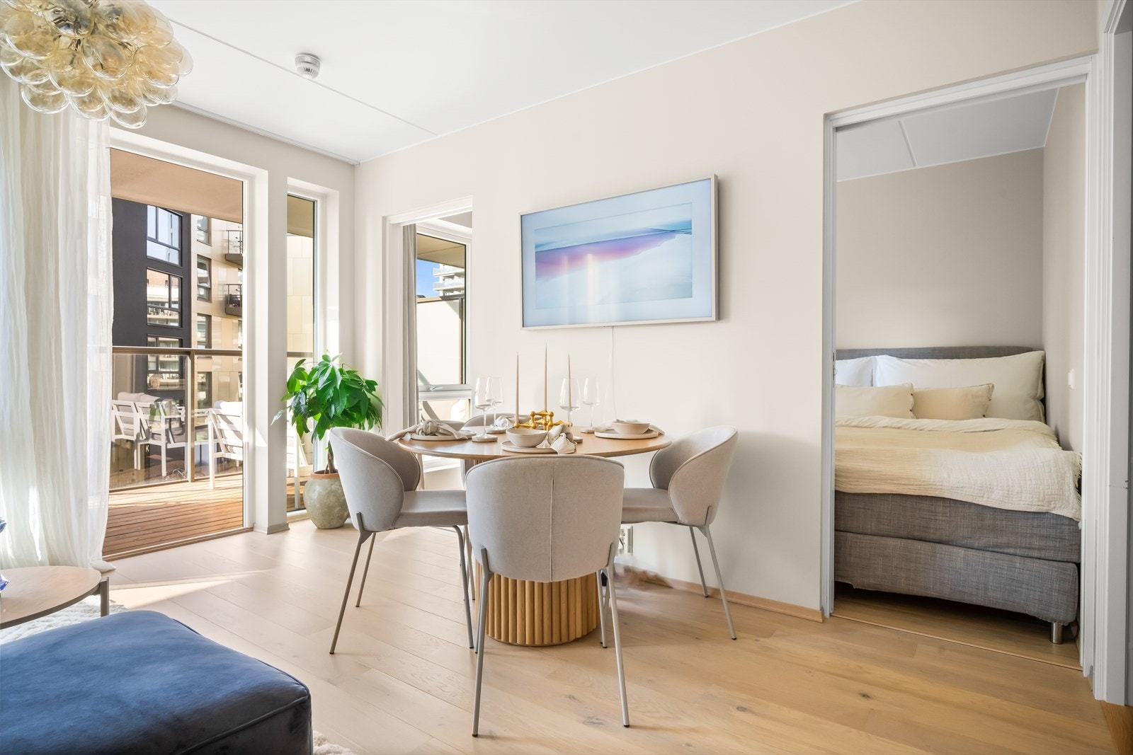 Det er adkomst til soverommet via plassbesparende skyvedører Galleribilde