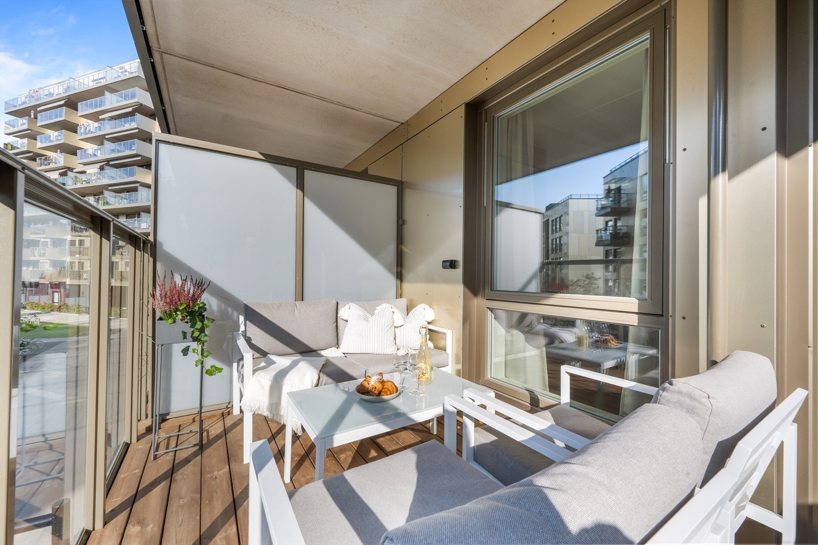 Fra stuen er det utgang til en nordvestvendt balkong på 9 kvm. Her er det god plass til utemøblement og beplanting Galleribilde