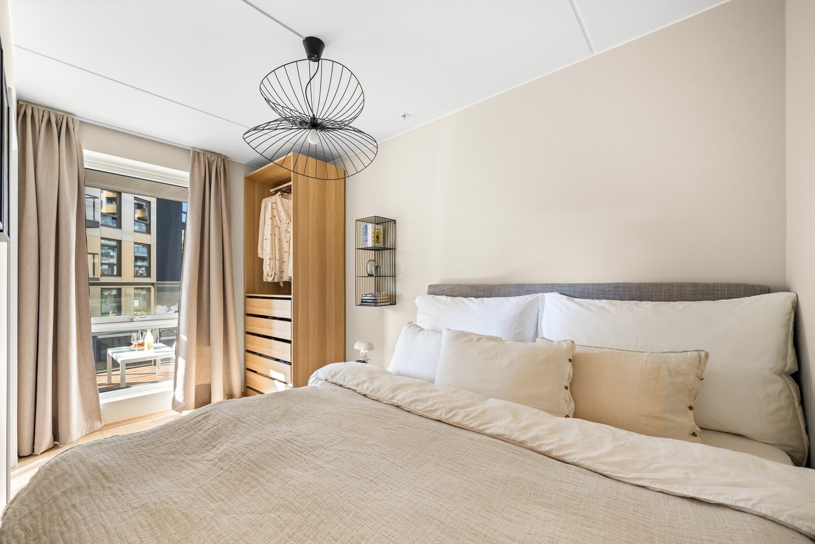 Leiligheten har godt isolerte vinduer produsert i 2019, i tillegg til den rolige beliggenheten mot bakgård Galleribilde