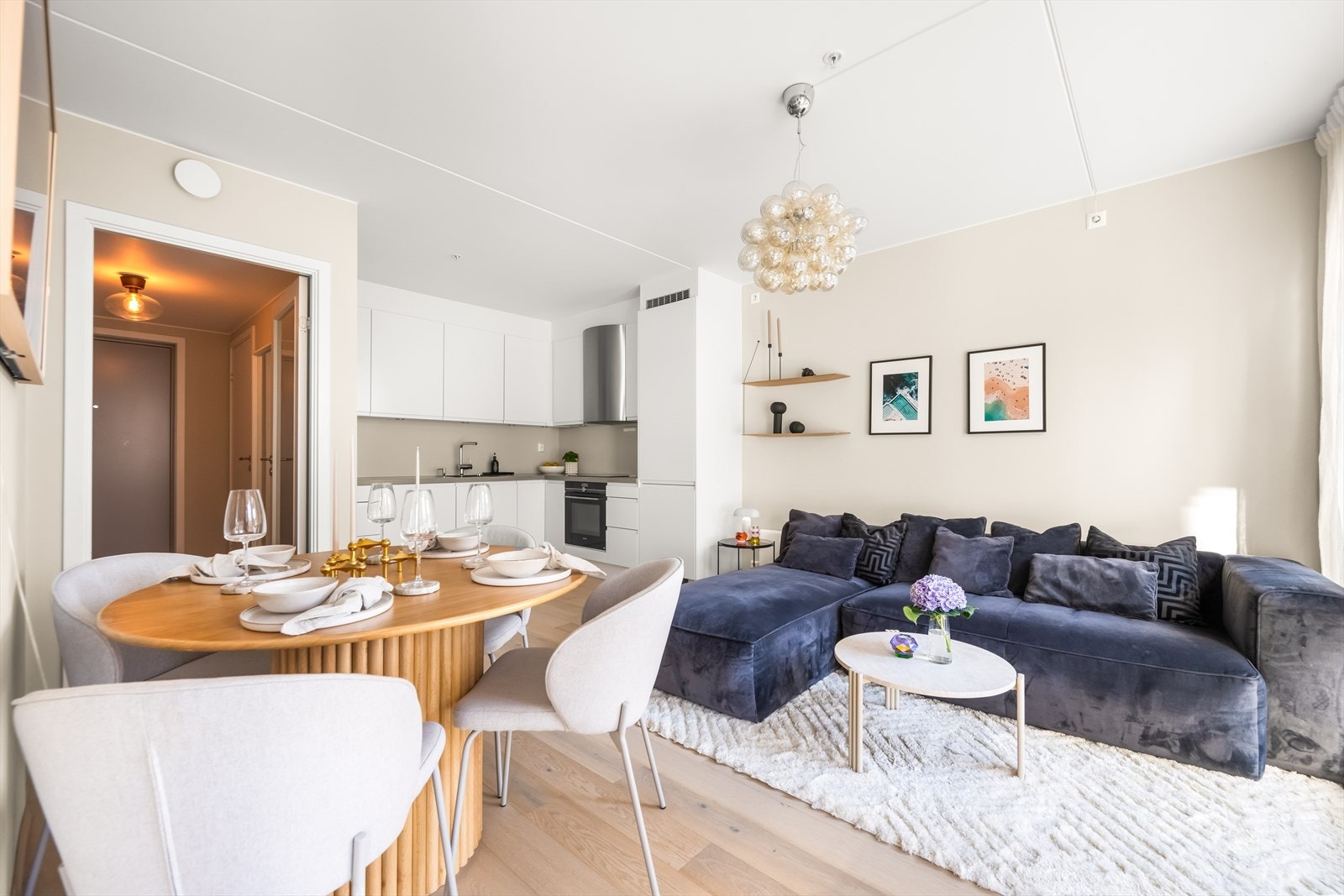 Overflatene består av en-stavs parkett og lune fargevalg. Takhøyden er oppmålt til 2,5 meter i stuen Galleribilde