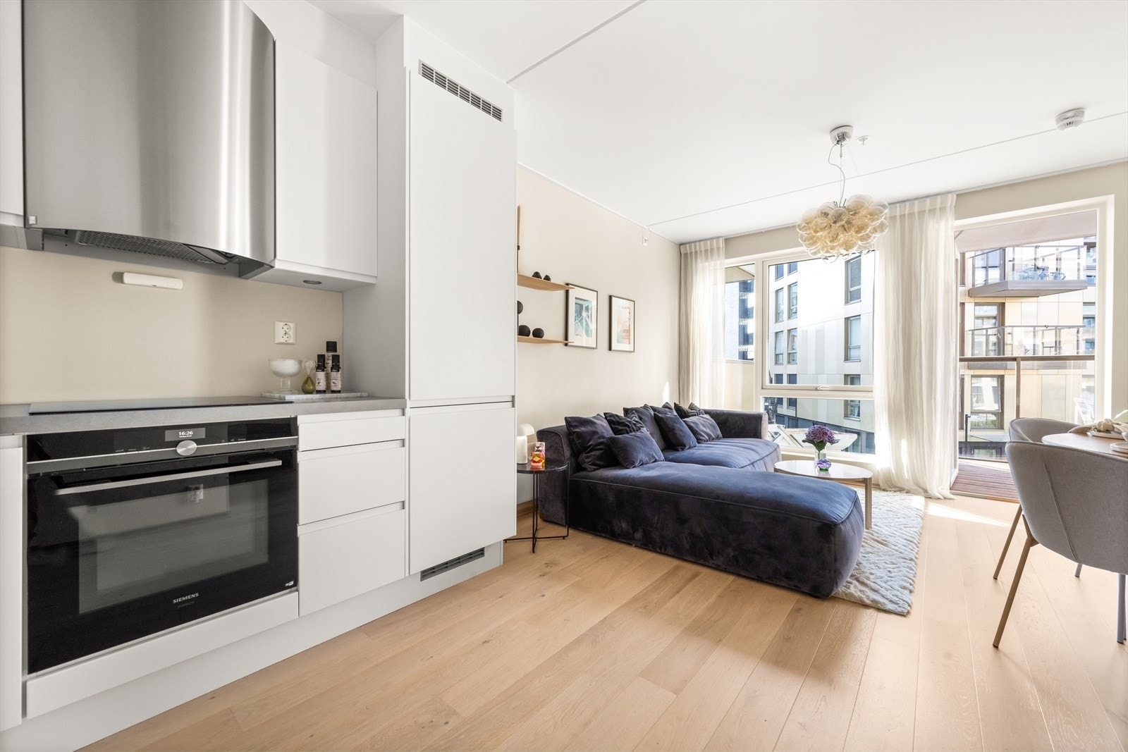 Integrerte hvitevarer fra Siemens som består av platetopp, stekeovn, oppvaskmaskin og kjøl/fryseskap. Avtrekk over kokesonen Galleribilde