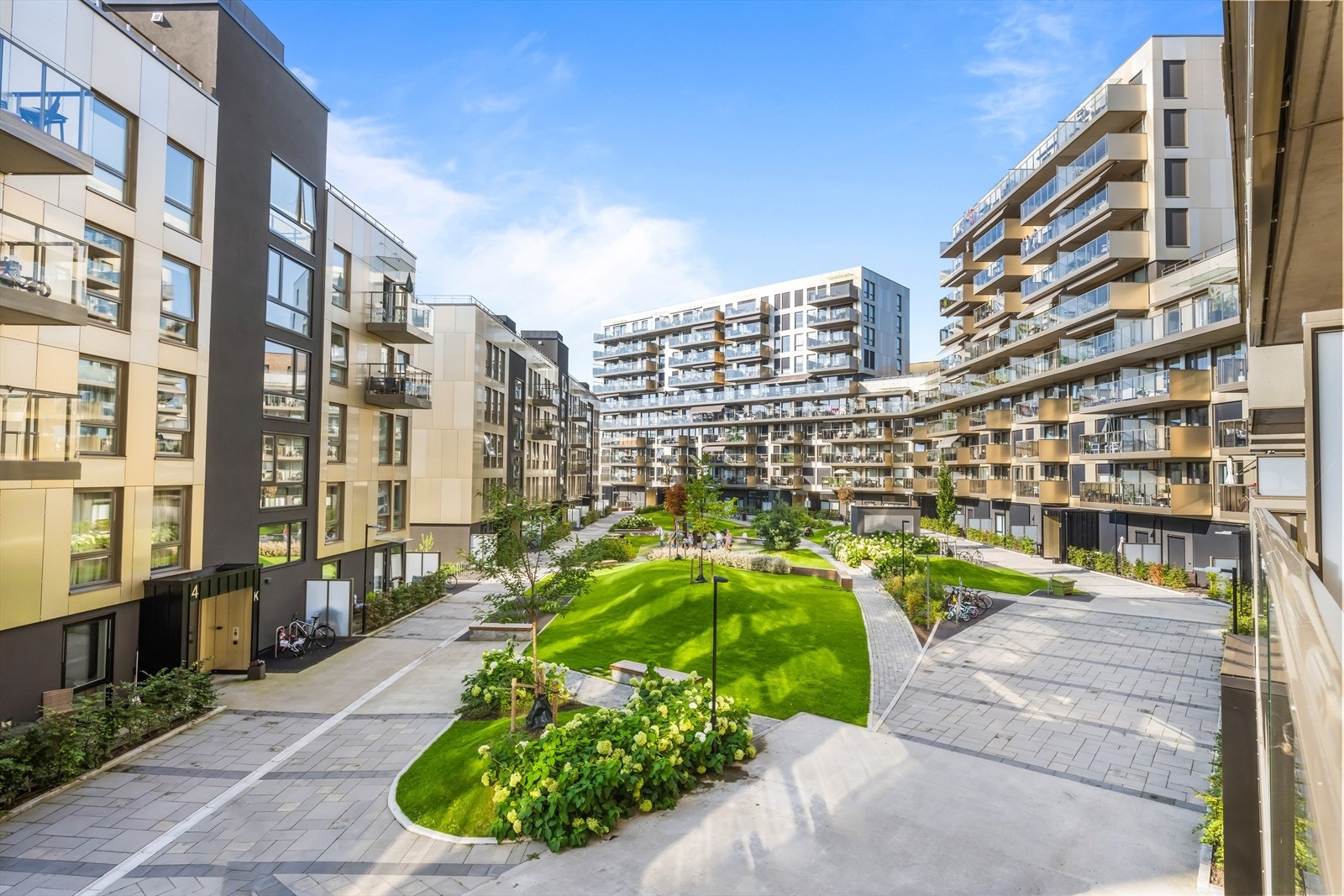 Leiligheten vender i sin helhet mot sameiets idylliske bakgård Galleribilde