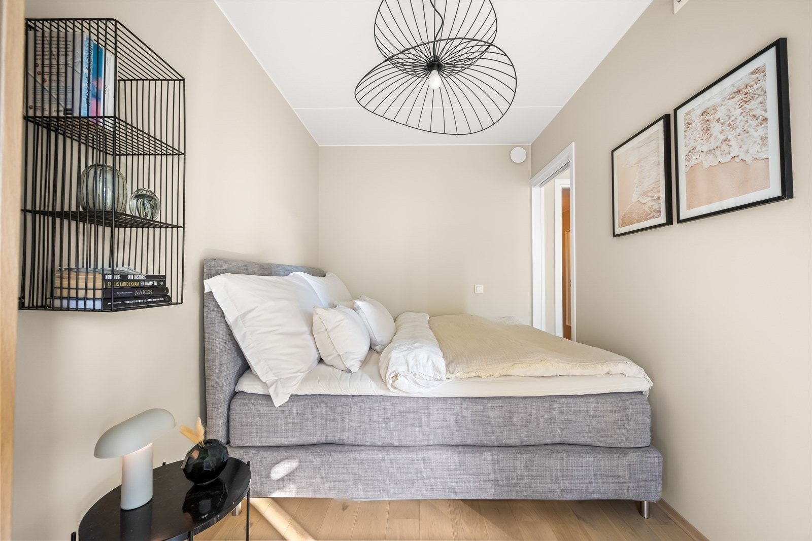 Det er plass til dobbeltseng, nattbord og garderobeskap Galleribilde