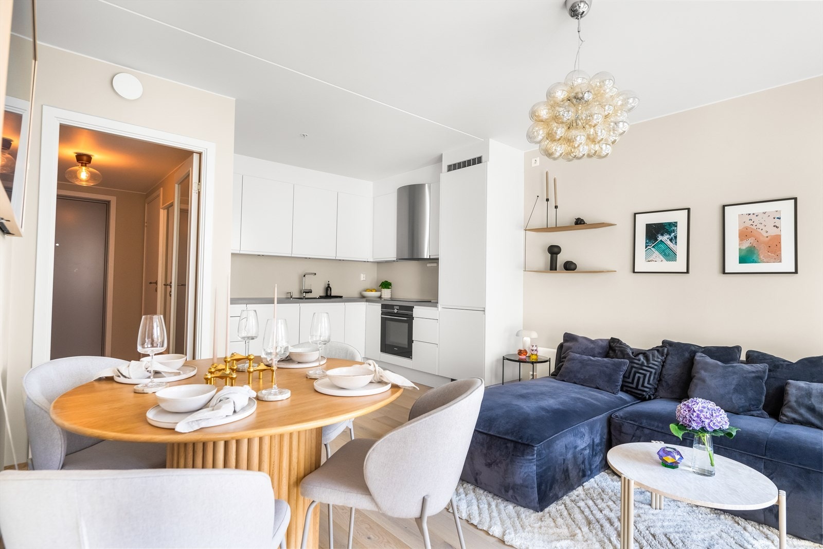 Ved kjøkkenet er det plass til spisebord Galleribilde