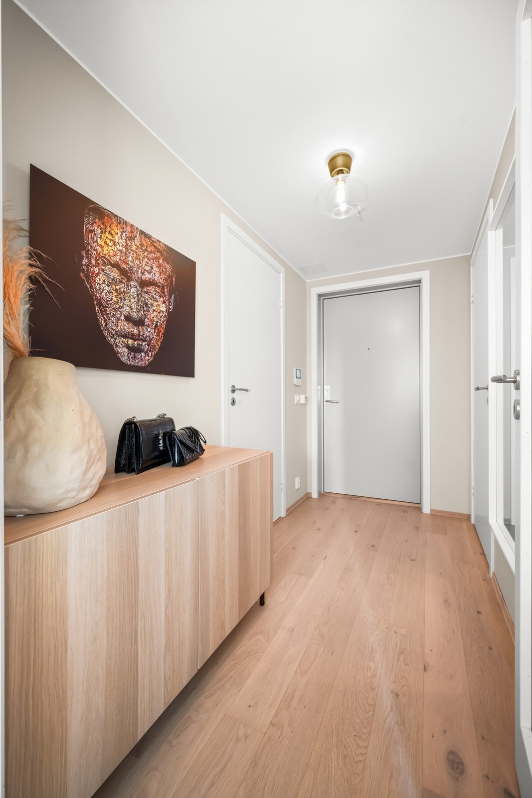 Velkommen inn! I gangen er det plass til knagger og skohylle for oppbevaring av yttertøy Galleribilde