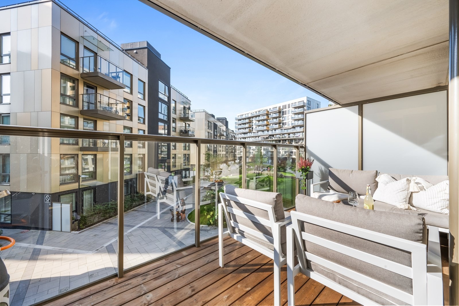 Selger opplyser at midt på sommeren er det sol fra ca. kl. 14/15- kl. 19/20 Galleribilde