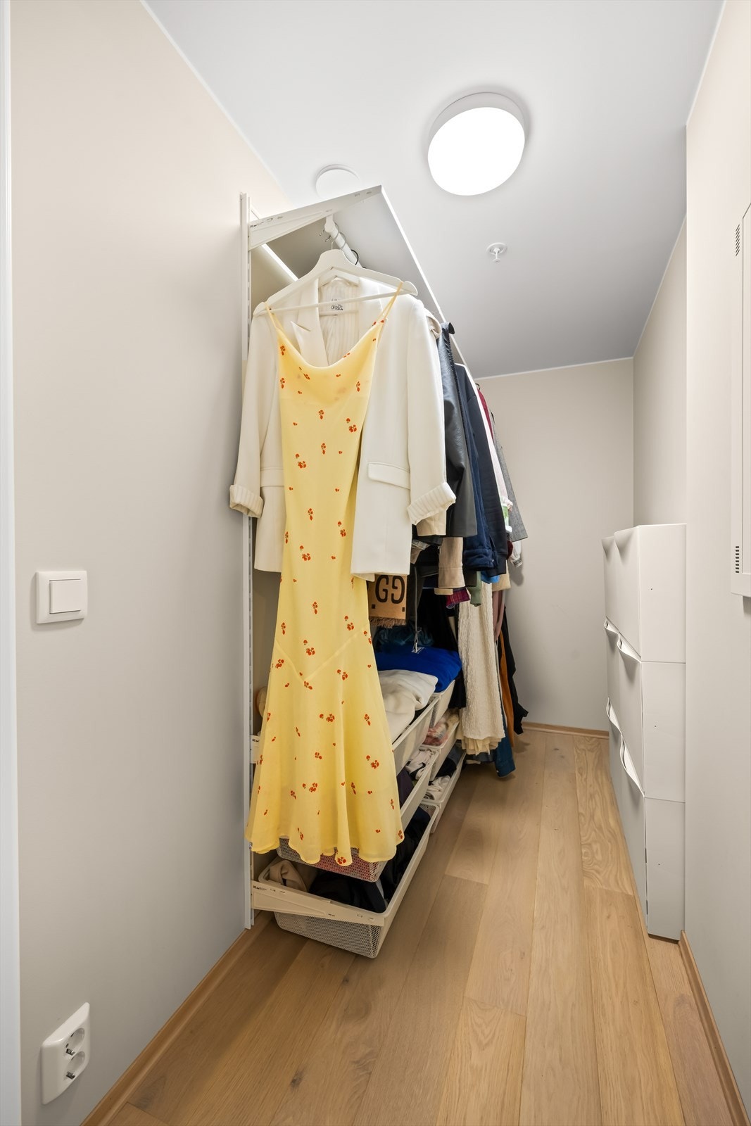 Innvendig bod sikrer godt med ekstra lagringsplass. I tillegg disponerer man en kjellerbod på 5 kvm. Galleribilde