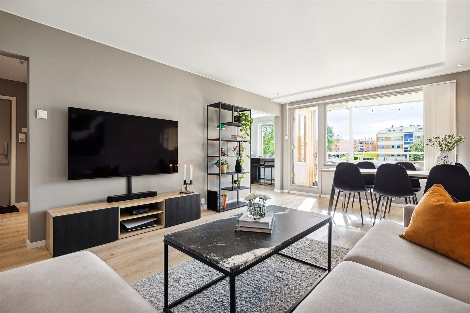 Pen og romslig stue med utstrakt bruk av downlights Galleribilde