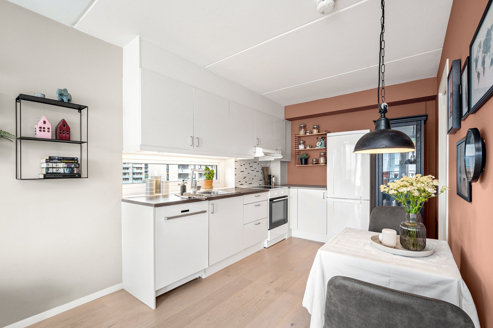 Den gode planløsningen gir rommet naturlige soner for sofagruppe og spisebord. Galleribilde