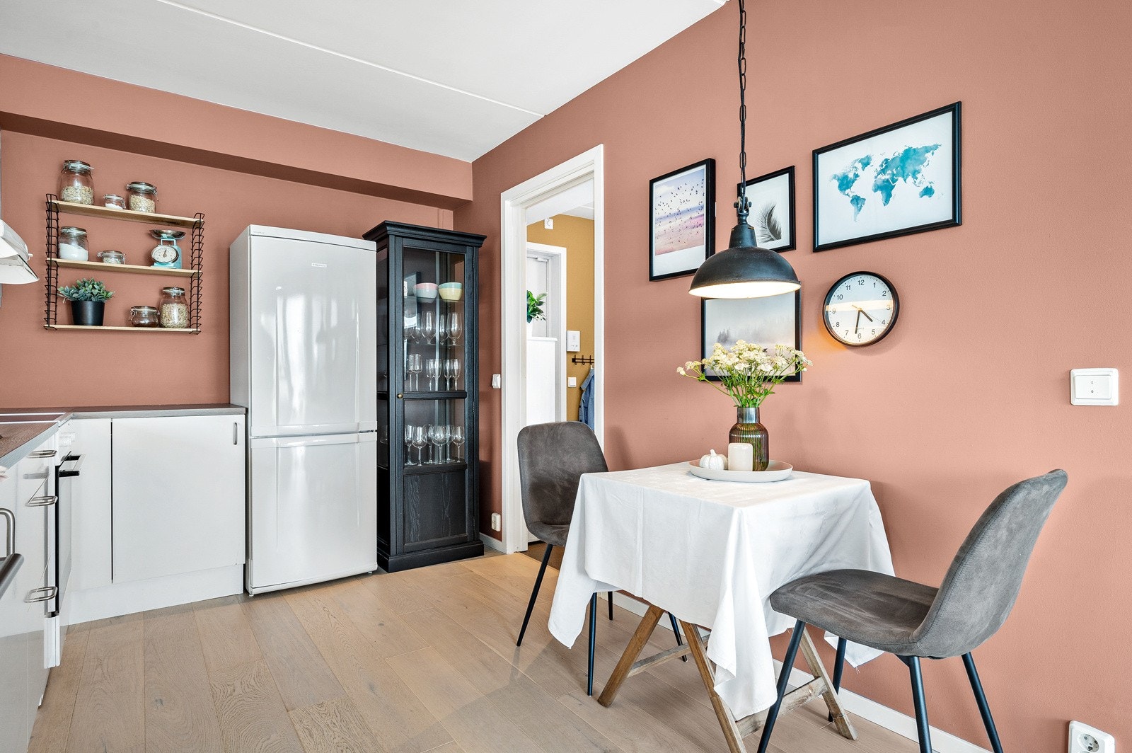 Her får du plass til større spisebord om det skulle være ønskelig! Galleribilde