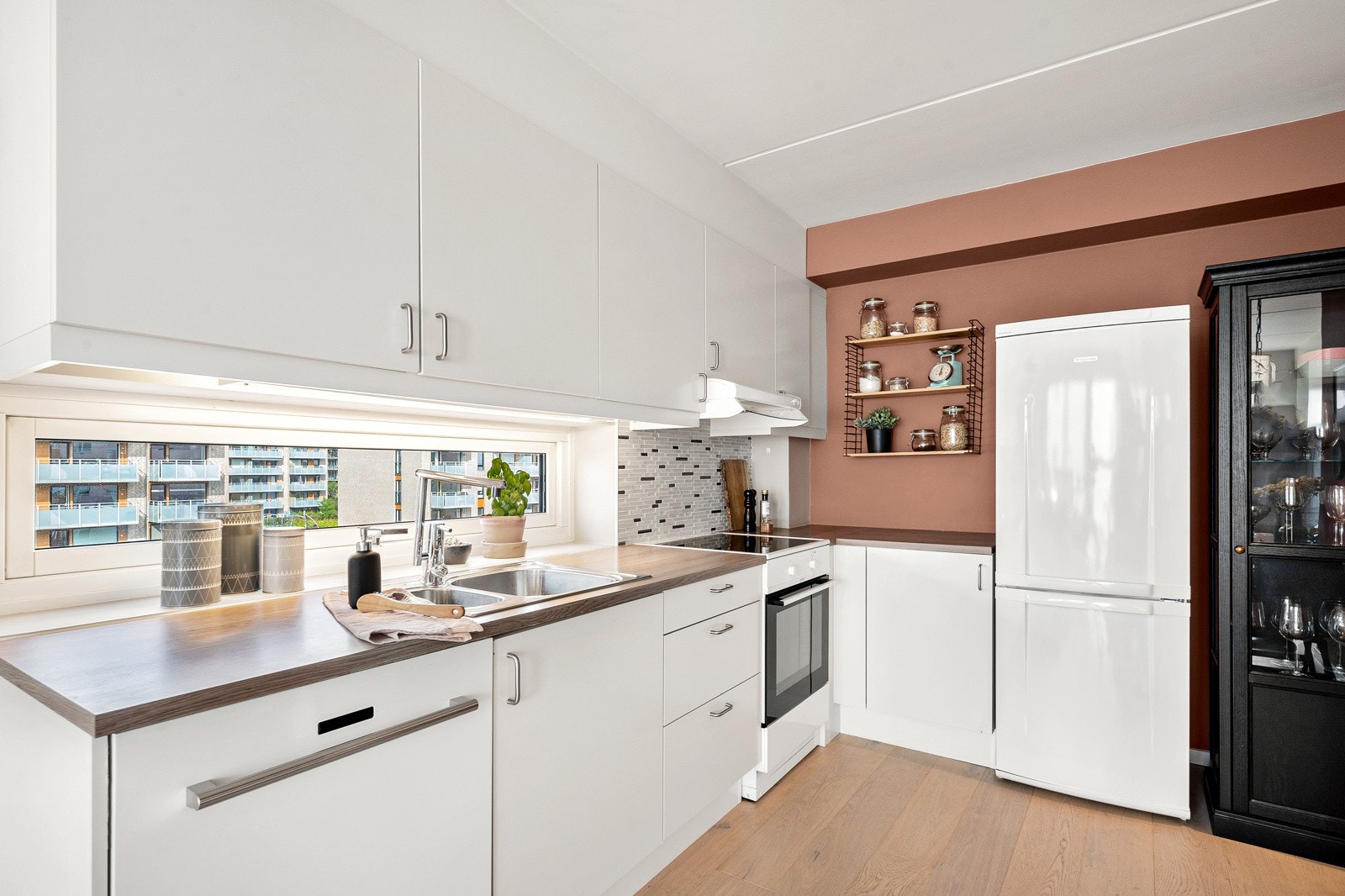 Lyst og tidløst kjøkken. En fin plass å kokkelere på, med gode arbeidsflater og rikelig med oppbevaringsplass. Galleribilde