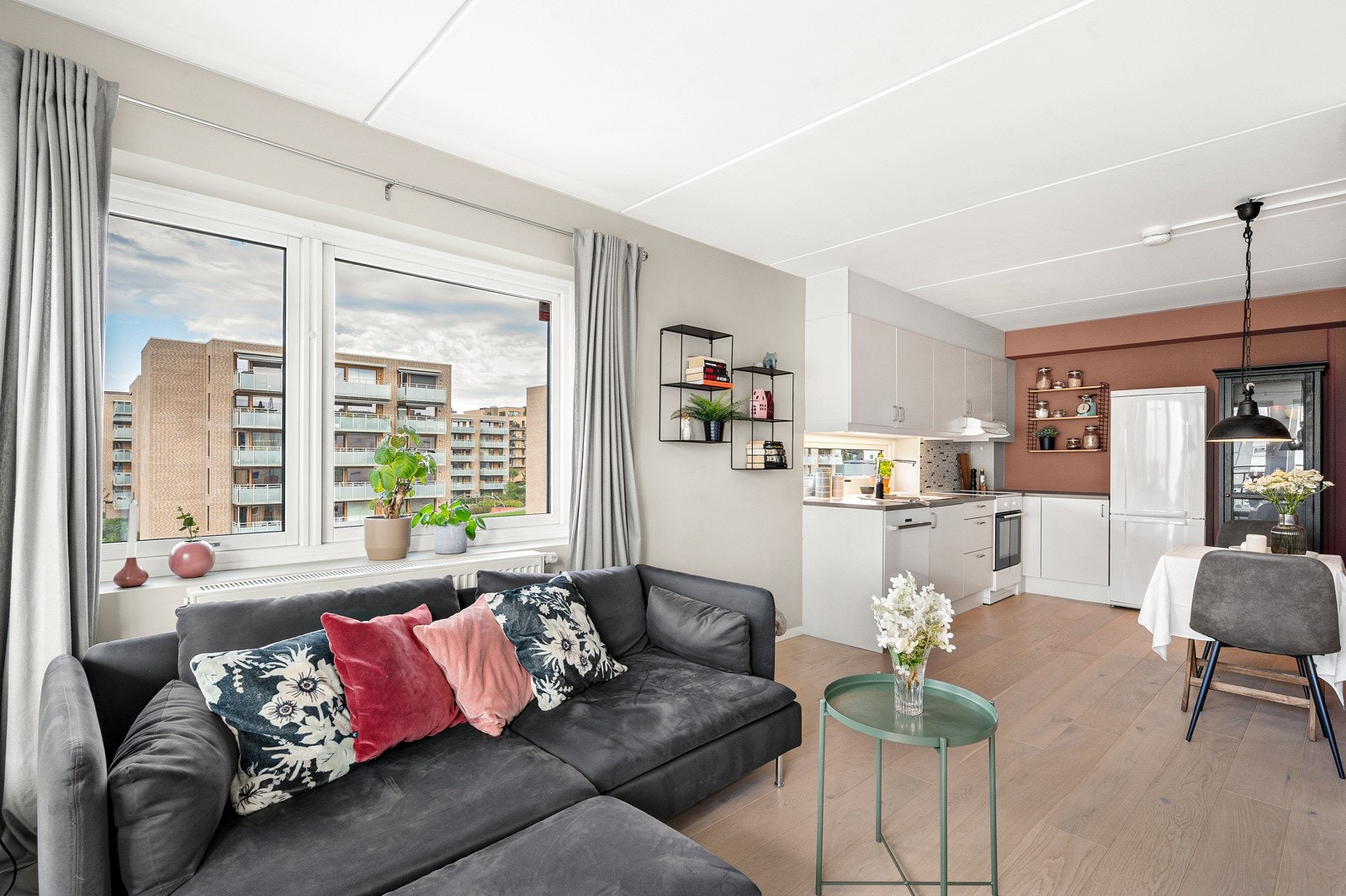 Åpen stue/kjøkkenløsning gir en sosial og luftig atmosfære. Galleribilde