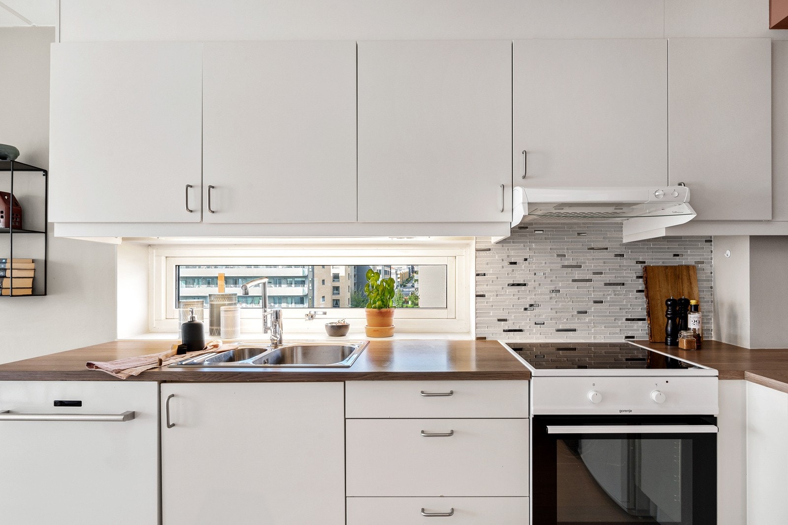 Over kjøkkenbenken er det et vindu som slipper inn deilig lys. Galleribilde