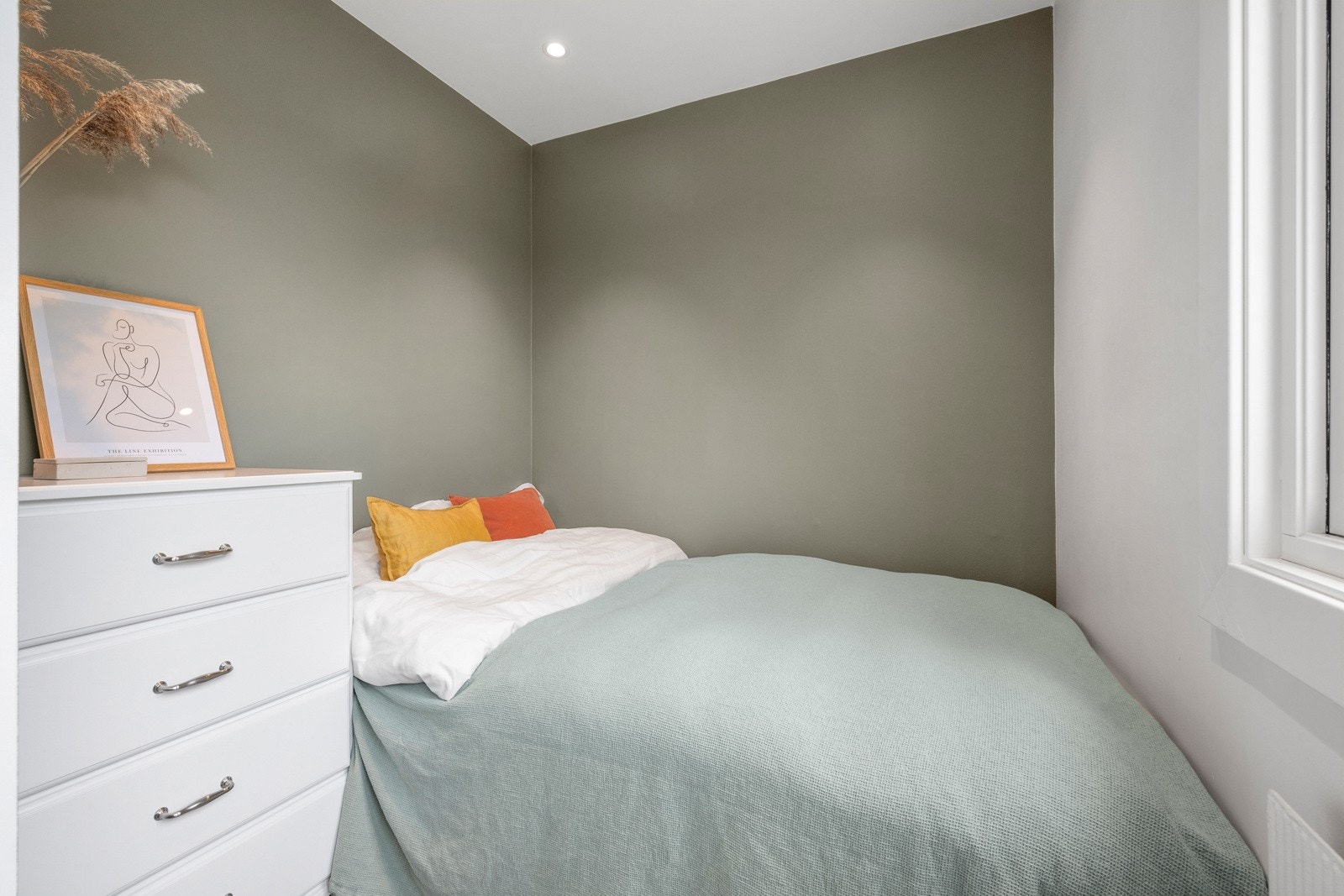 Det er satt opp to lettvegger for å etablere en liten sovealkove Galleribilde