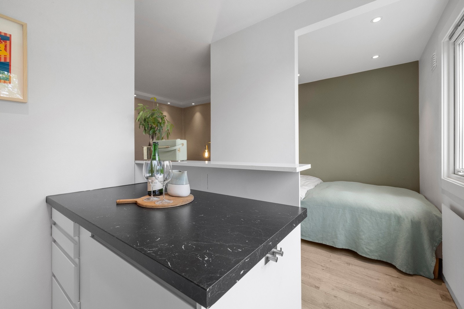 Kjøkkenet har også integrerte hvitevarer i form av platetopp, stekeovn, kjøleskap og oppvaskmaskin Galleribilde