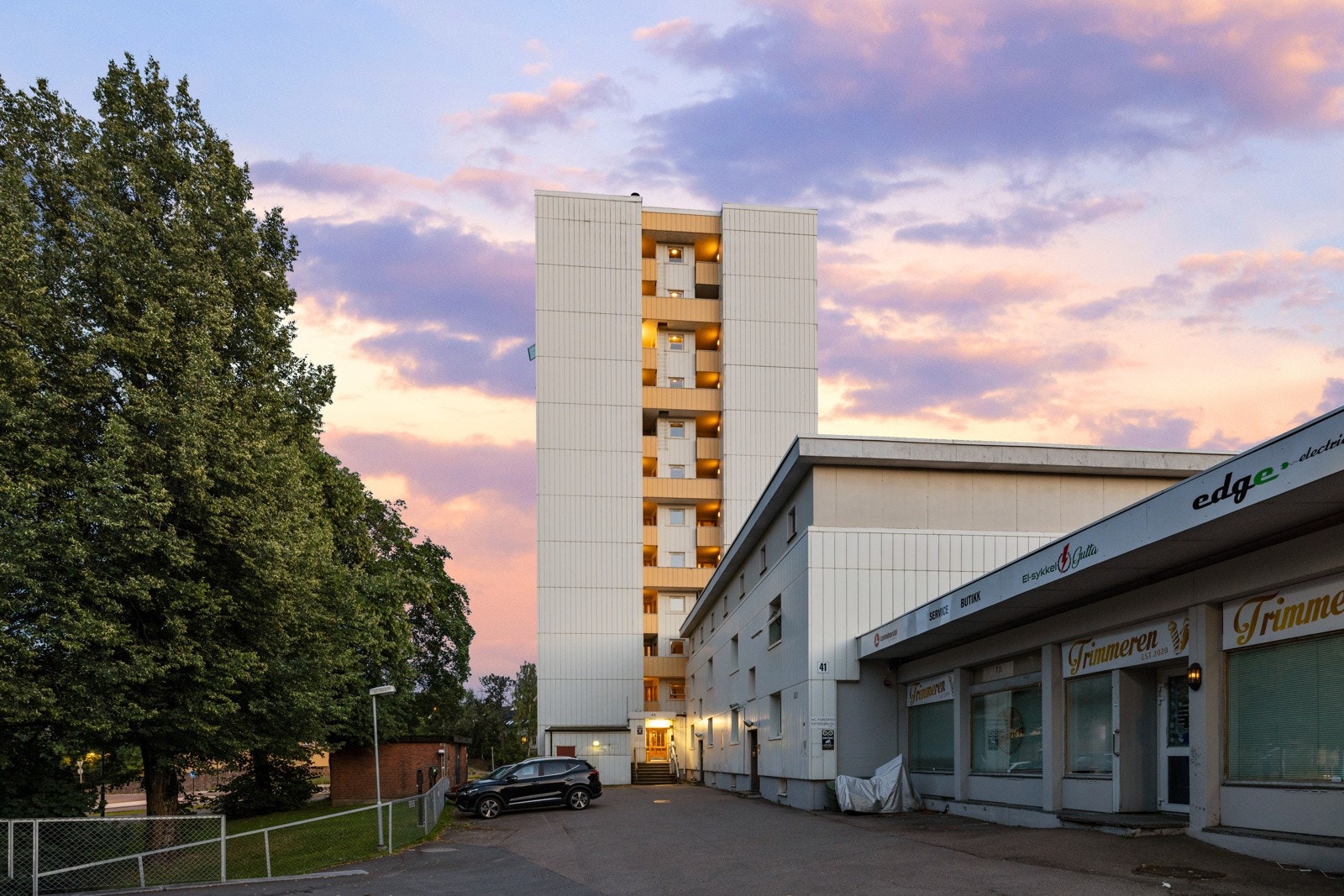 Borettslaget har faste utleieplasser foran inngangspartiet og fellesparkering innerst på tomta (el-billading er etablert) Galleribilde