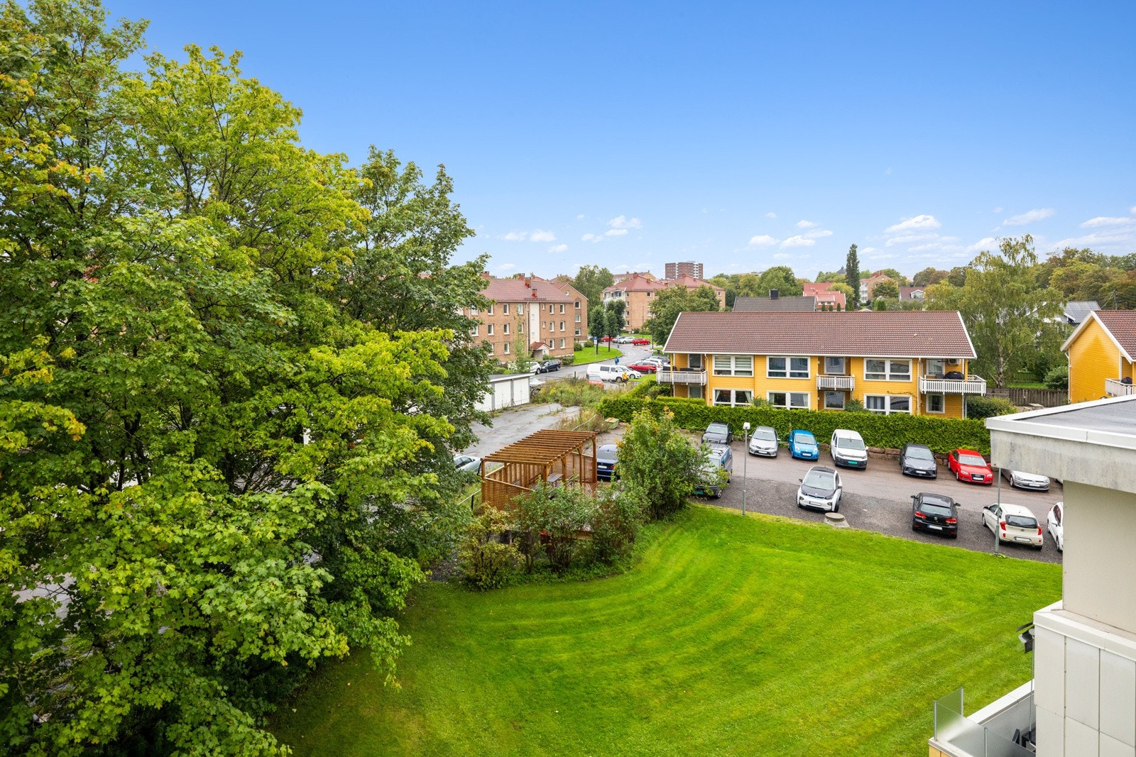 Det er flott og grønt utsyn fra leiligheten Galleribilde