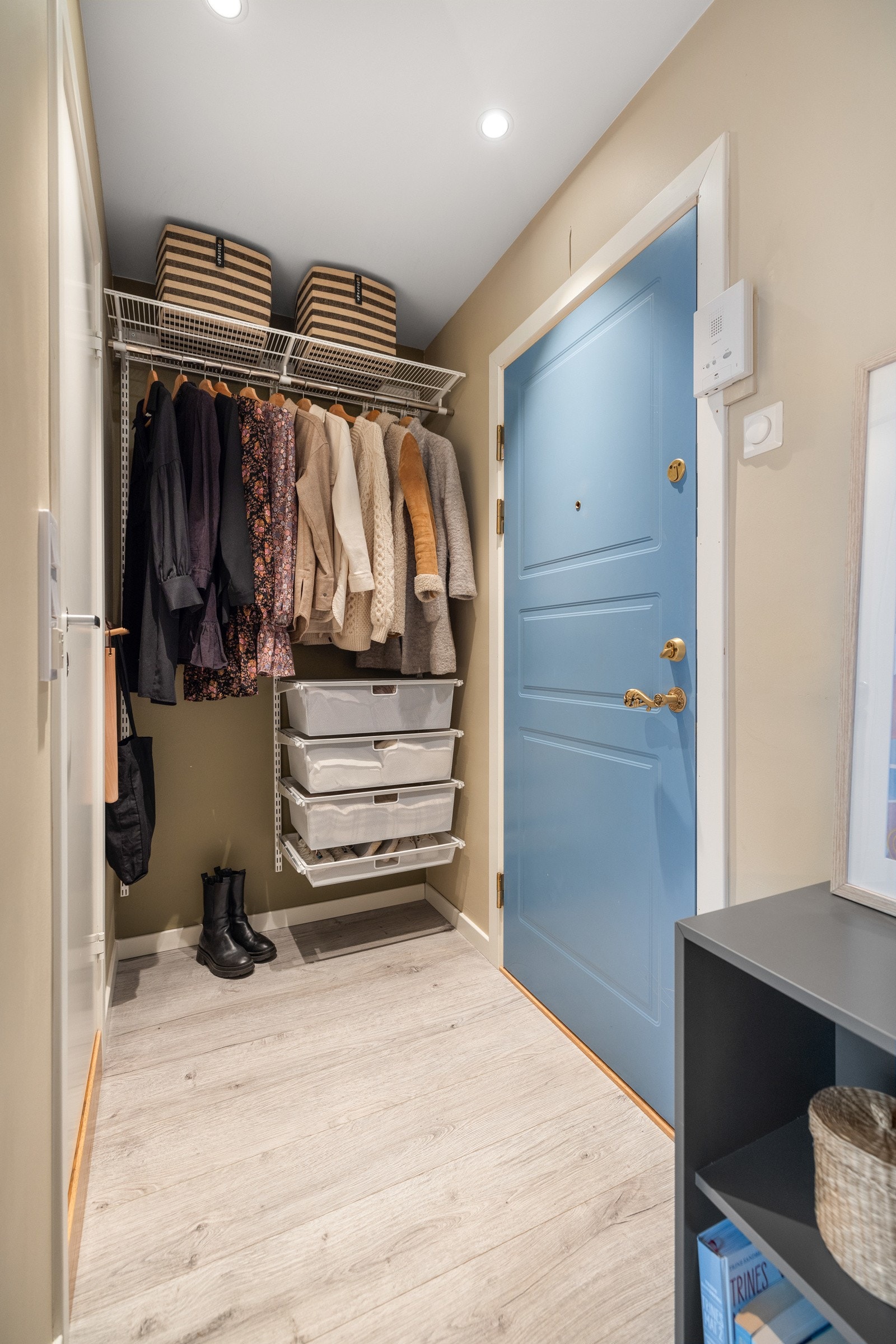 Det er montert en åpen garderobeløsning, samt dørcalling ved siden av inngangsdøren (Garderobeløsningen er med Elfa-system og kan enkelt endres etter ønske) Galleribilde