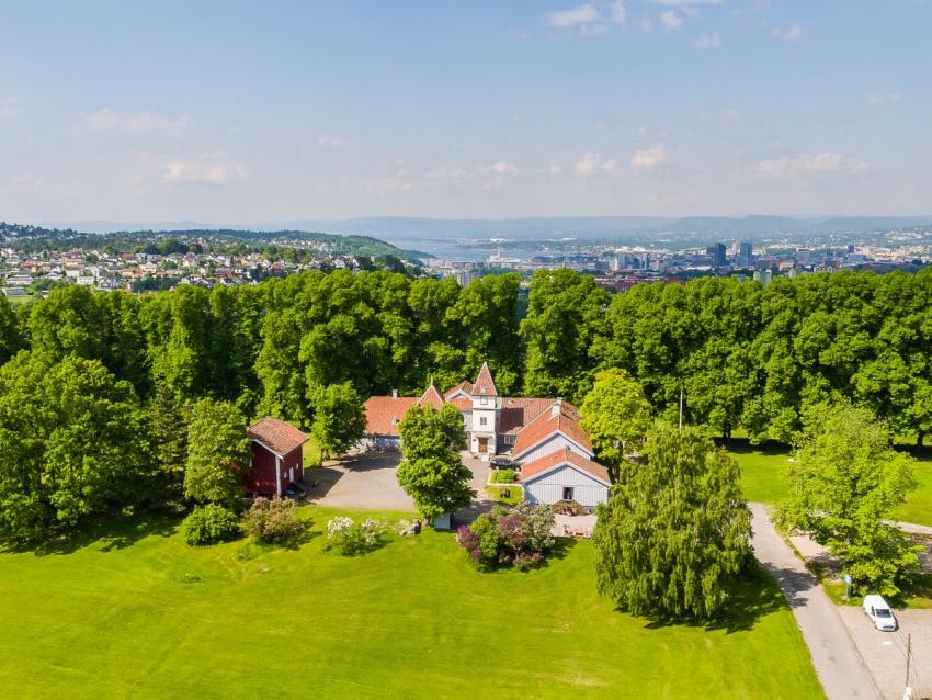 Nordre Skøyen hovedgård er en kort spasertur fra leiligheten - en perle med panoramautsikt over Oslofjorden Galleribilde