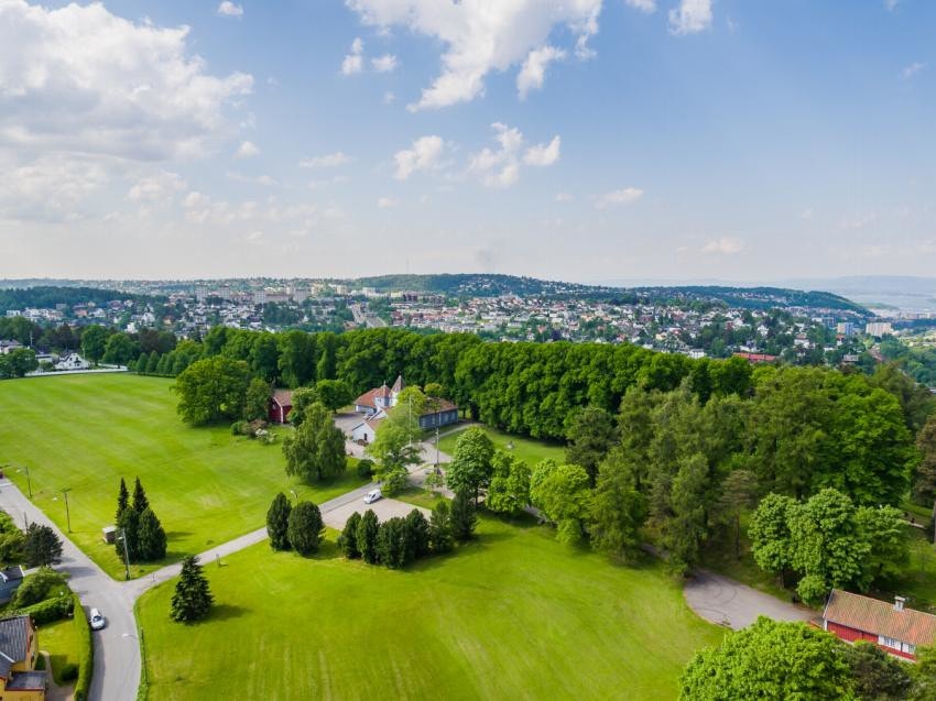 Gården er omkranset av en nydelig park, som er et naturlig turmål for dem som bor i området Galleribilde