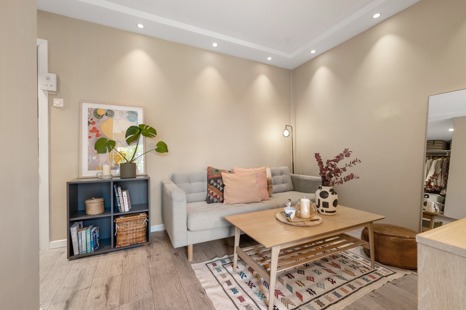 Stuen har plass til sofa med tilhørende møblement og tv-løsning Galleribilde