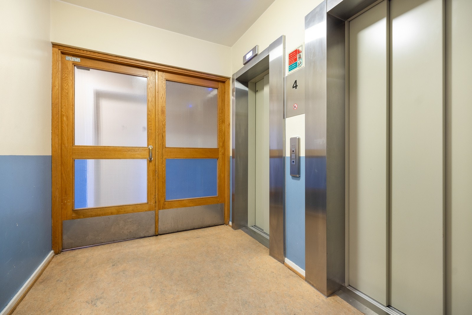 Leiligheten ligger i byggets fjerde etasje med heis opp til leilighetsplan Galleribilde