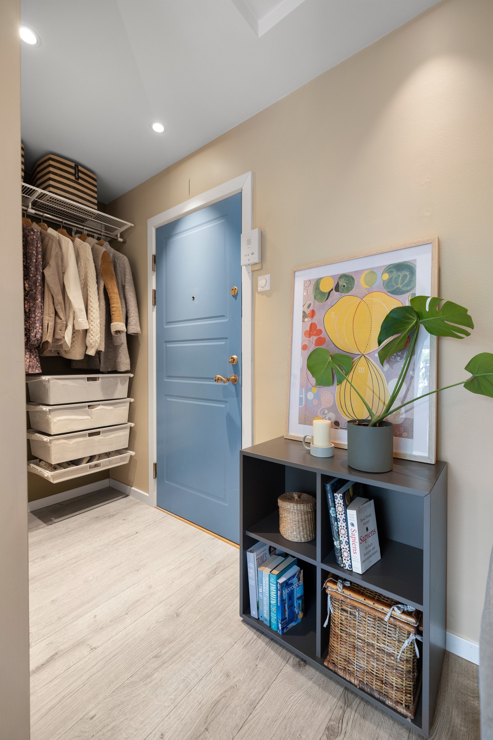 Entreen er meget hyggelig å komme hjem til og gir et representativt inntrykk av leilighetens stil Galleribilde