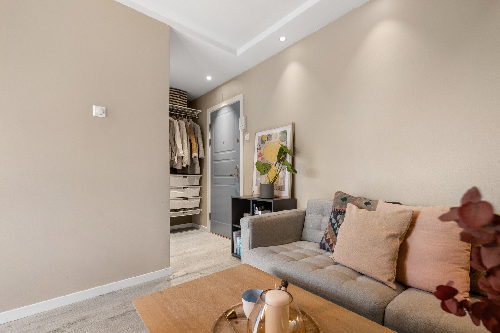 Det er åpen gjennomgang til stuen fra entré og videre gjennomgang fra stuen til kjøkkenet og alkoven Galleribilde