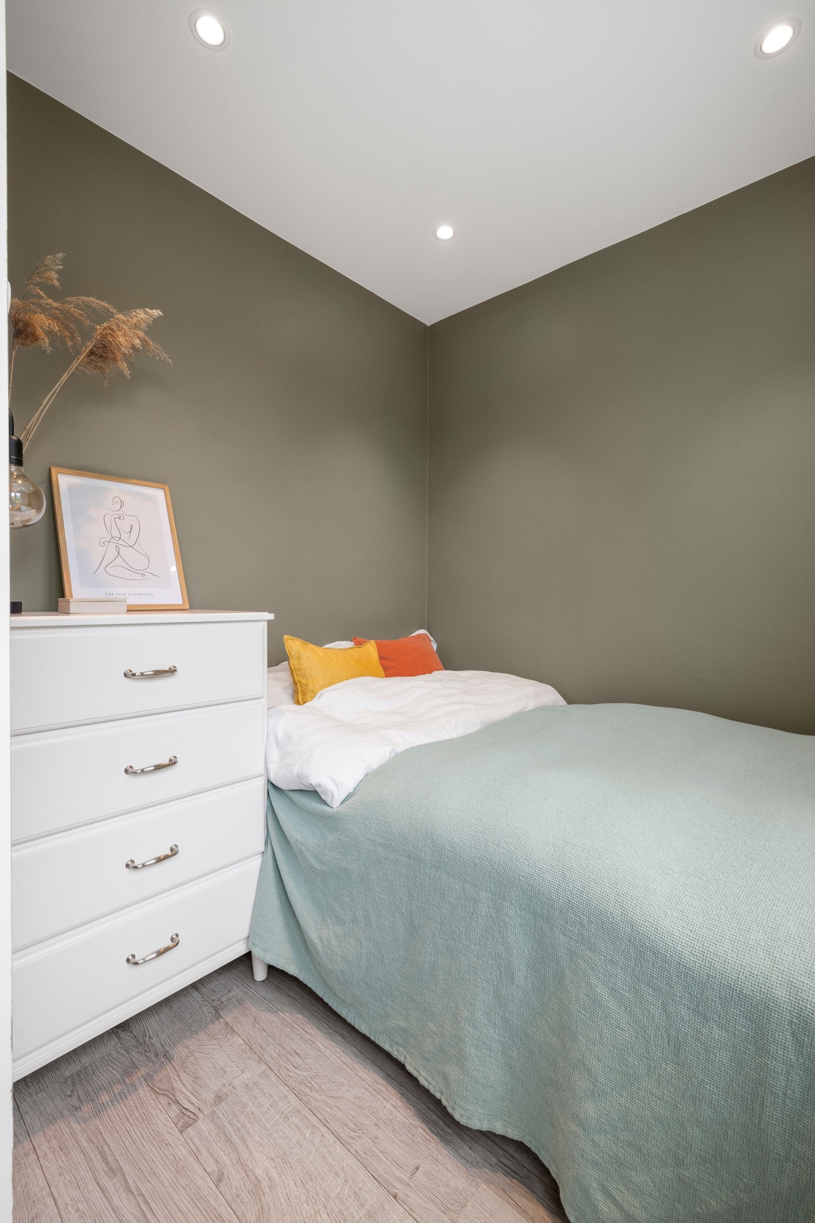 Alkoven har plass til seng og kommode Galleribilde