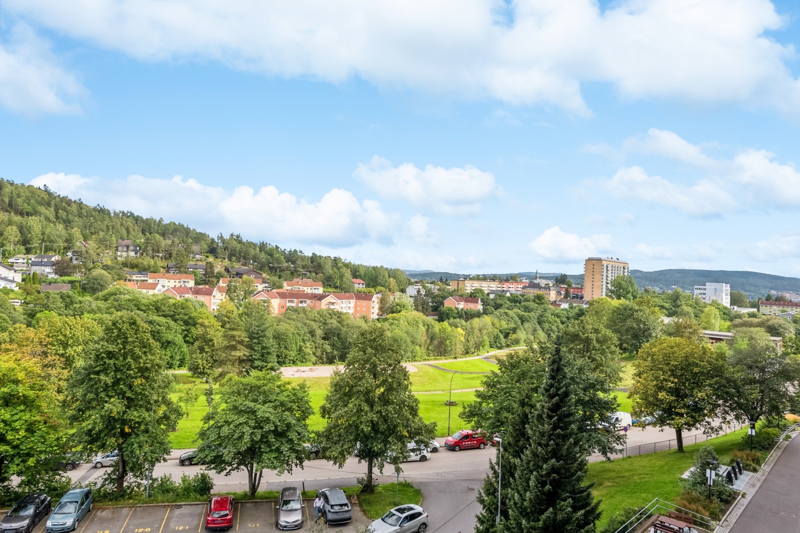 Utsikten fra stue og soverom mot Grorud og fine grøntområder. Galleribilde
