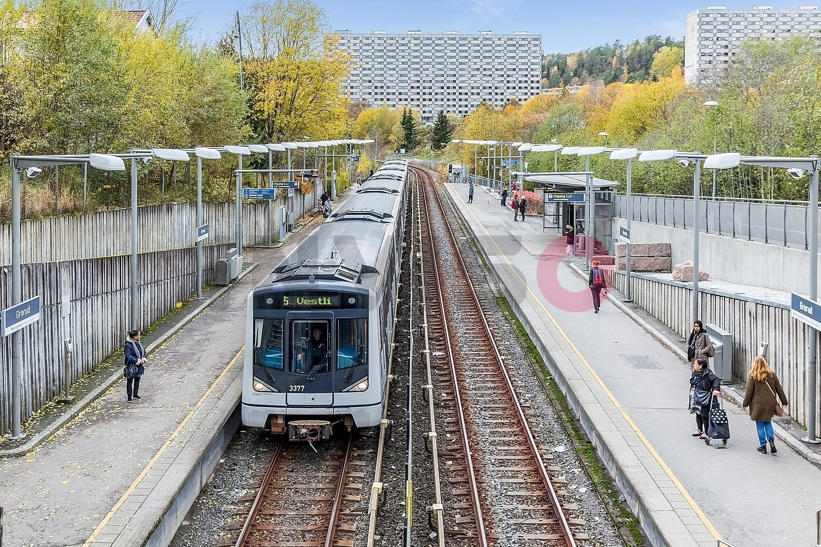 Kort vei til Grorud t-banestasjon hvor du finner både linje 4 og 5. Hyppige avganger. Galleribilde