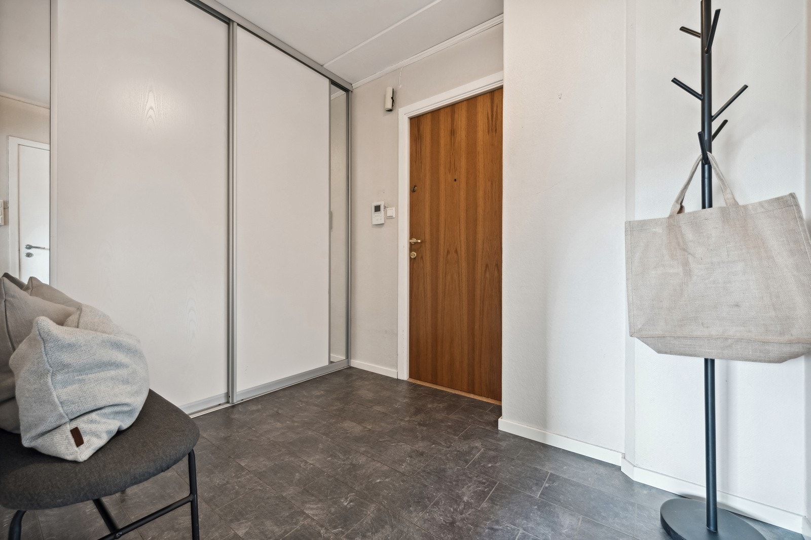 Hel vegg i entreén med skyvedørsgarderobe. Forøvrig god plass til sko og jakker. Galleribilde